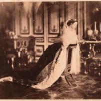 L'impératrice Eugénie agenouillée sur un prie-Dieu dans le salon du palais de Saint-Cloud